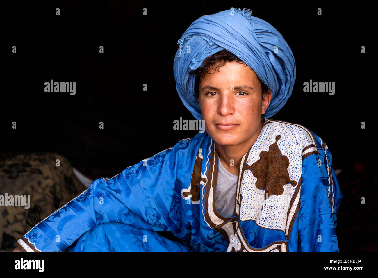 Ritratto di giovane berbero camel leader, Merzouga, Marocco, Africa Settentrionale, Africa Foto Stock