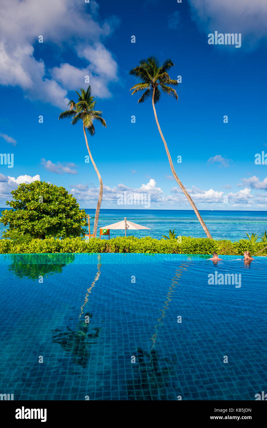 La piscina presso l'Hilton Doubletree resort e spa, Mahe, Repubblica delle Seicelle, Oceano indiano, Africa Foto Stock