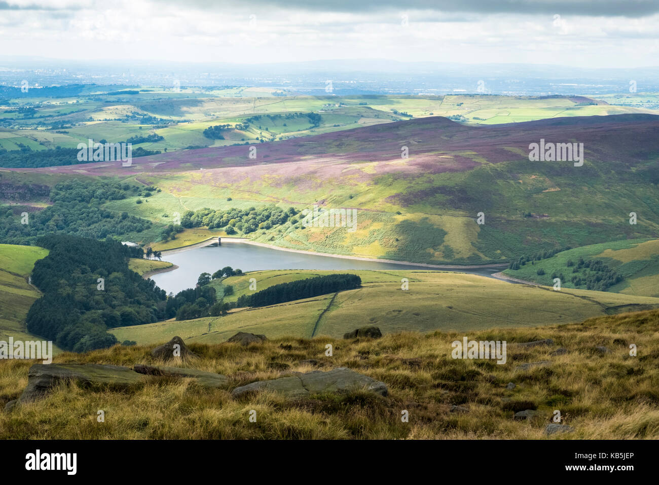 Paesaggio DEL REGNO UNITO. Vista ovest per Kinder serbatoio e la zona circostante con il Manchester in lontananza da Kinder Scout, Derbyshire, England, Regno Unito Foto Stock