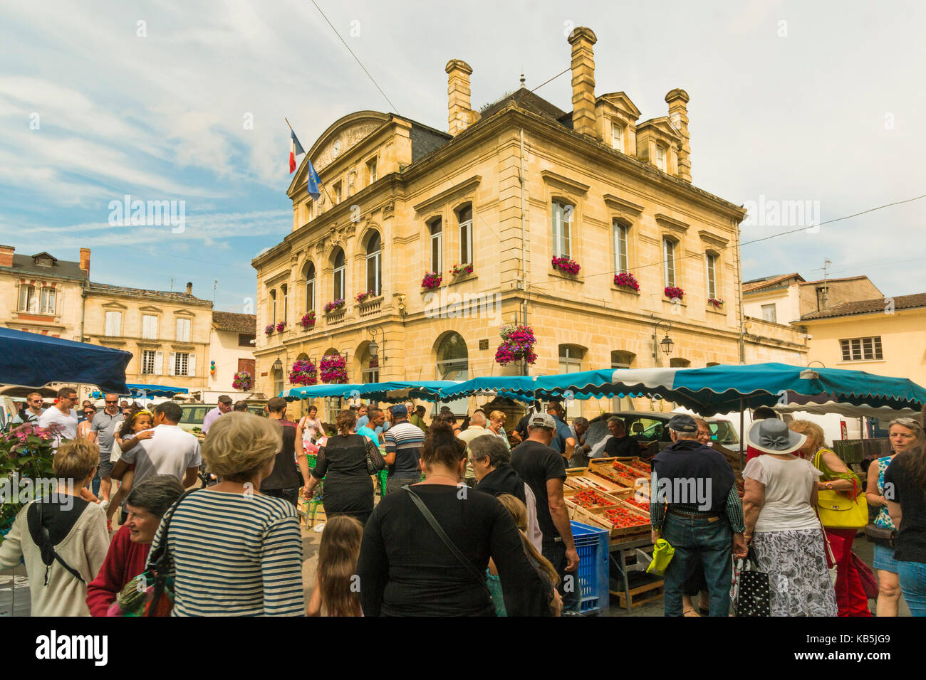 Si spegne e la Mairie in piazza municipio nei giorni di mercato, Sainte Foy-la-grande, Gironde, Aquitaine, Francia Foto Stock