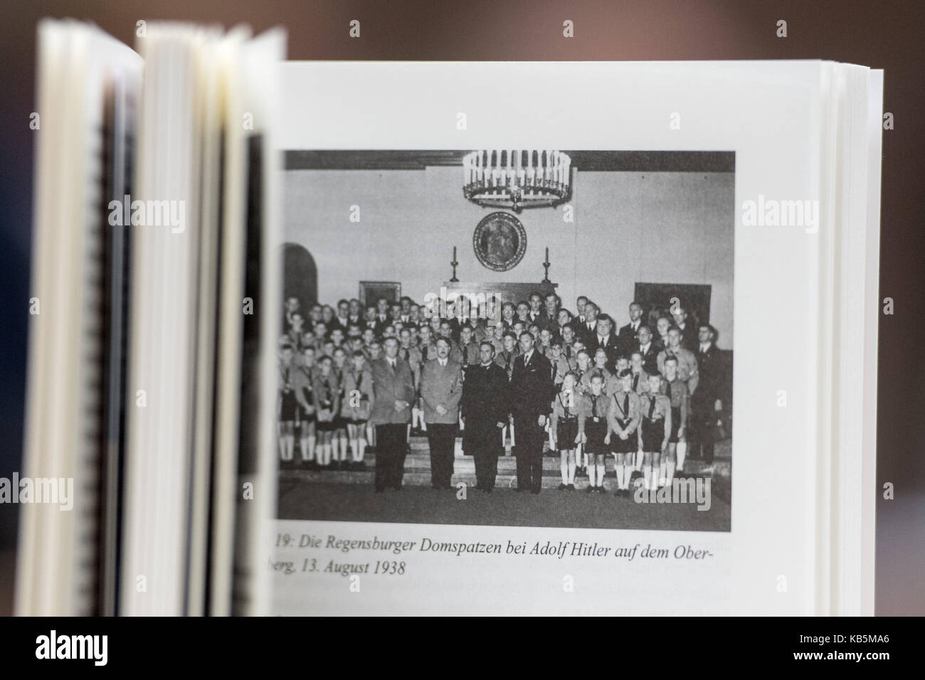 Regensburg, Germania. 28 Sep, 2017. Il libro intitolato "gensburger domspatzen im nationalsozialismus - singen zwischen katholischer kirche und ns-staat" (lit. 'Regensburg coro della cattedrale nel socialismo nazionale - cantare tra Chiesa cattolica e stato ns', fotografato in Regensburg, Germania, 28 settembre 2017. Credito: armin weigel/dpa/alamy live news Foto Stock