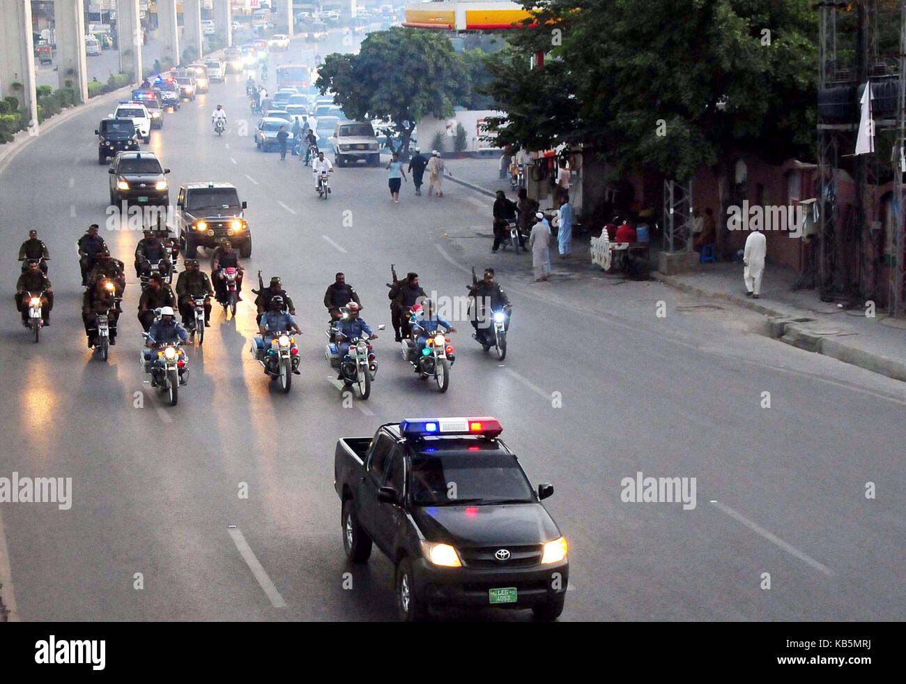 Rangers e polizia convoglio di pattuglie in città durante la bandiera marzo per mantenere la legge e l'ordine situazione come la sicurezza è stata serrare durante muharram-ul- haram a Rawalpindi mercoledì, 27 settembre 2017. Foto Stock