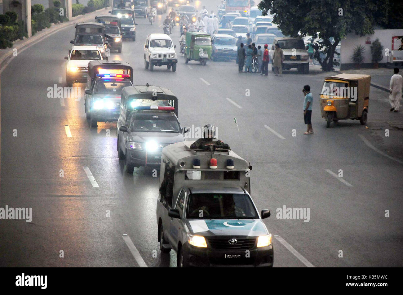 Rangers e polizia convoglio di pattuglie in città durante la bandiera marzo per mantenere la legge e l'ordine situazione come la sicurezza è stata serrare durante muharram-ul- haram a Rawalpindi mercoledì, 27 settembre 2017. Foto Stock