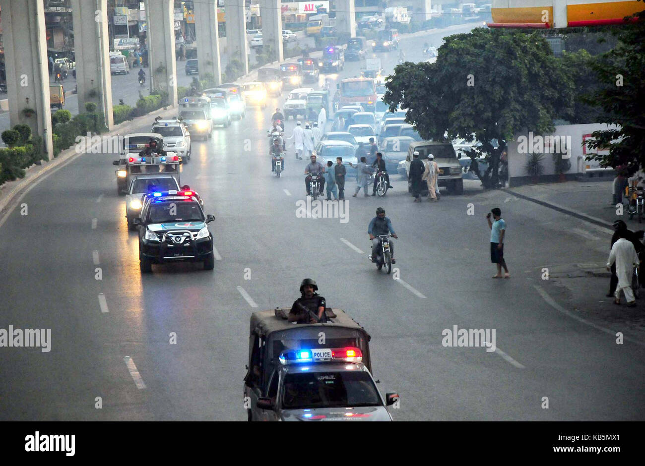 Rangers e polizia convoglio di pattuglie in città durante la bandiera marzo per mantenere la legge e l'ordine situazione come la sicurezza è stata serrare durante muharram-ul- haram a Rawalpindi mercoledì, 27 settembre 2017. Foto Stock