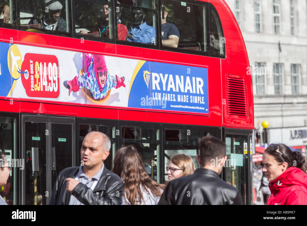 Londra, Regno Unito. 28 Sep, 2017. basso costo budget compagnia aerea Ryanair facce di azioni legali da parte delle autorità dell'aviazione civile (CAA) per indurre in errore i passeggeri dal suo amministratore delegato Michael O'leary oltre i loro diritti di compensazione sulle cancellazioni di voli che interessano 400.000 passeggeri credito: amer ghazzal/alamy live news Foto Stock