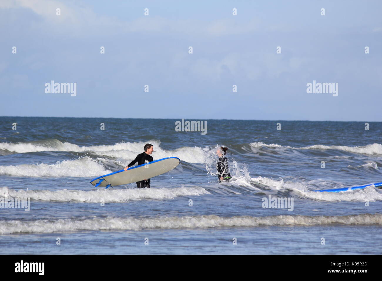 Borth beach galles 28 sett 2017 caldo sulla costa gallese, un bel giorno per una passeggiata sulla spiaggia, aberystwyth avventure in pratica le loro abilità nell'autunno surf, pescatori linee di colata e un jack russell cane prende una racchetta credito: mike davies/alamy live news Foto Stock