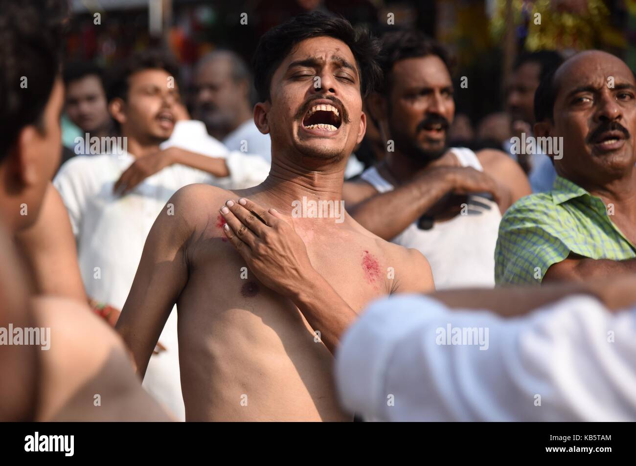 Alahabad, Uttar Pradesh, India. 28 Settembre 2017. Allahabad: i musulmani sciiti partecipano ad una processione lutto in occasione del 7° giorno del mese di Muharram ad Allahabad il 28-09-2017. Credit: Prabhat Kumar Verma/ZUMA Wire/Alamy Live News Foto Stock