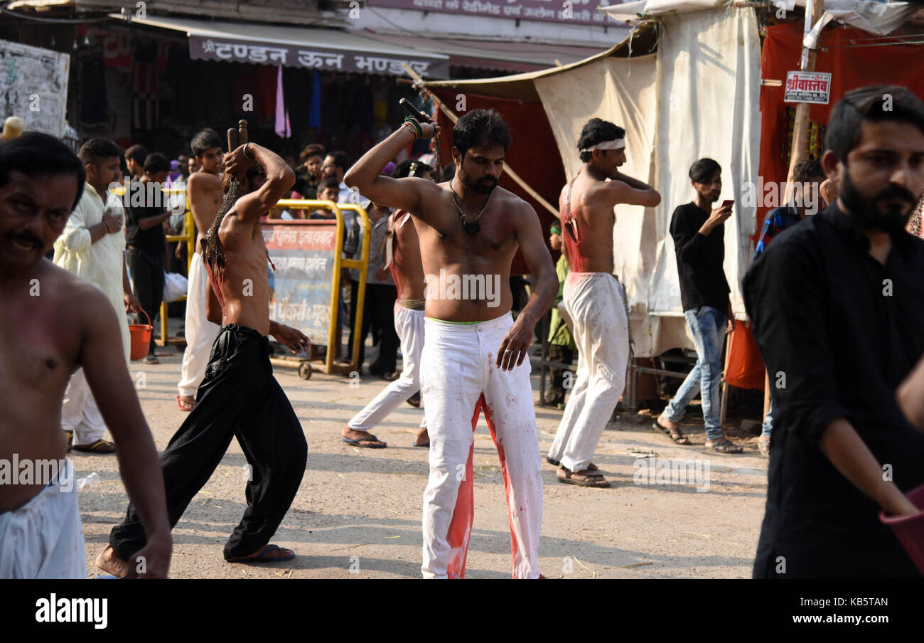 Alahabad, Uttar Pradesh, India. 28 Settembre 2017. Allahabad: i musulmani sciiti partecipano ad una processione lutto in occasione del 7° giorno del mese di Muharram ad Allahabad il 28-09-2017. Credit: Prabhat Kumar Verma/ZUMA Wire/Alamy Live News Foto Stock