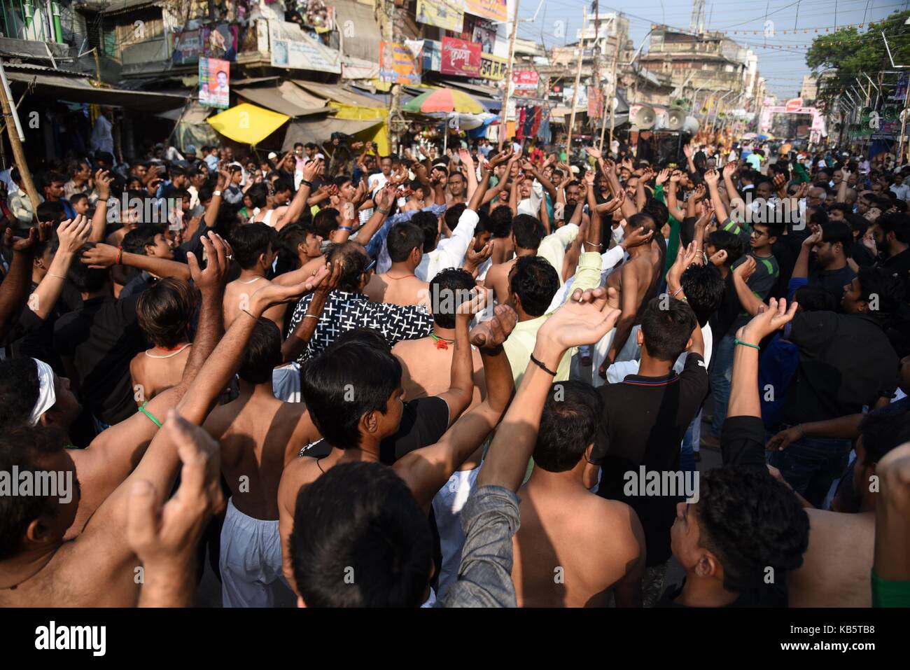 Alahabad, Uttar Pradesh, India. 28 Settembre 2017. Allahabad: i musulmani sciiti partecipano ad una processione lutto in occasione del 7° giorno del mese di Muharram ad Allahabad il 28-09-2017. Credit: Prabhat Kumar Verma/ZUMA Wire/Alamy Live News Foto Stock