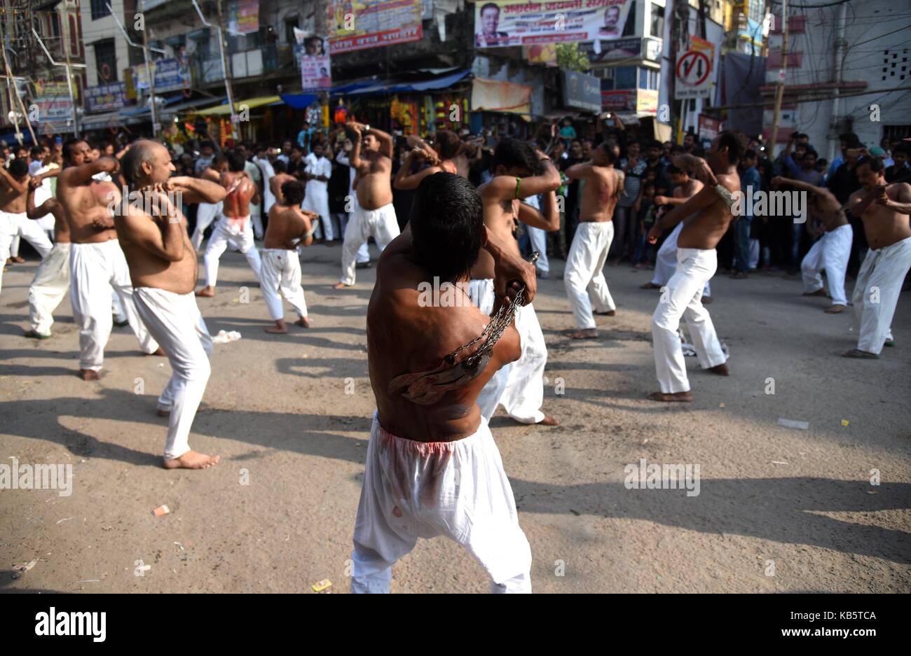 Alahabad, Uttar Pradesh, India. 28 Settembre 2017. Allahabad: i musulmani sciiti partecipano ad una processione lutto in occasione del 7° giorno del mese di Muharram ad Allahabad il 28-09-2017. Credit: Prabhat Kumar Verma/ZUMA Wire/Alamy Live News Foto Stock