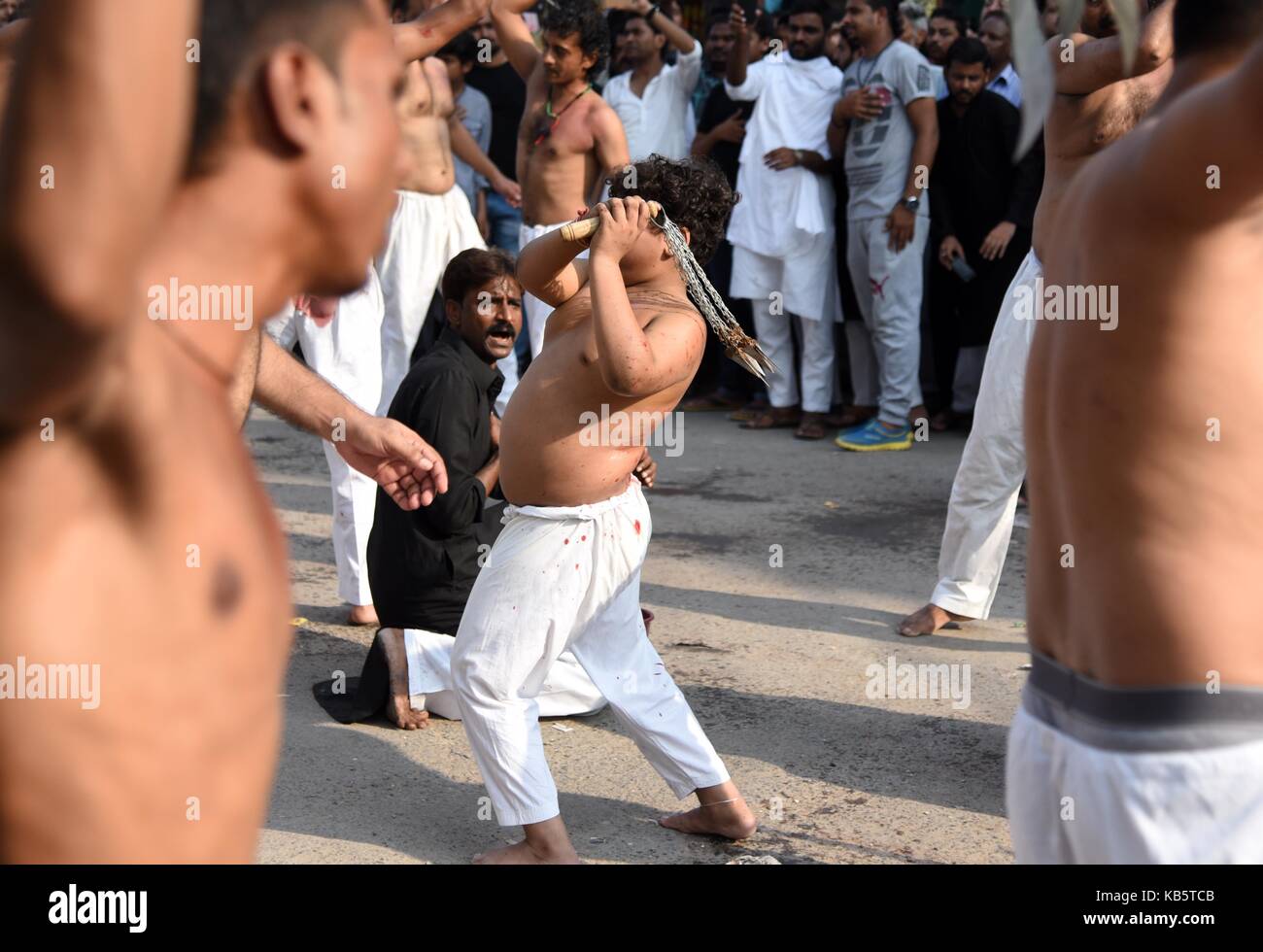 Alahabad, Uttar Pradesh, India. 28 Settembre 2017. Allahabad: i musulmani sciiti partecipano ad una processione lutto in occasione del 7° giorno del mese di Muharram ad Allahabad il 28-09-2017. Credit: Prabhat Kumar Verma/ZUMA Wire/Alamy Live News Foto Stock