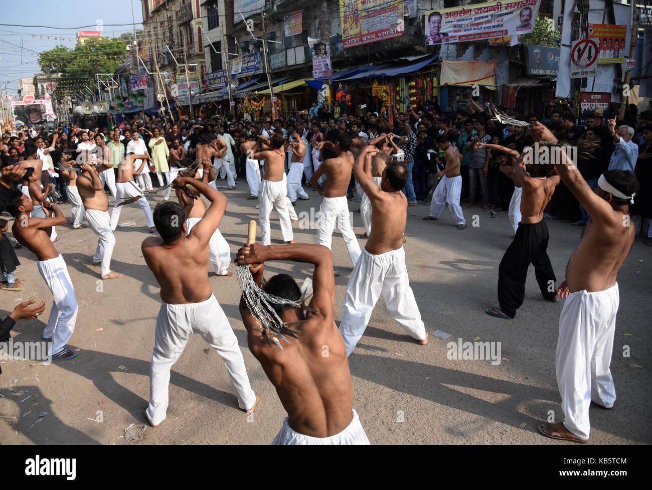 Alahabad, Uttar Pradesh, India. 28 Settembre 2017. Allahabad: i musulmani sciiti partecipano ad una processione lutto in occasione del 7° giorno del mese di Muharram ad Allahabad il 28-09-2017. Credit: Prabhat Kumar Verma/ZUMA Wire/Alamy Live News Foto Stock