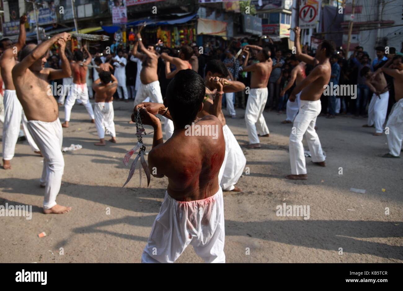 Alahabad, Uttar Pradesh, India. 28 Settembre 2017. Allahabad: i musulmani sciiti partecipano ad una processione lutto in occasione del 7° giorno del mese di Muharram ad Allahabad il 28-09-2017. Credit: Prabhat Kumar Verma/ZUMA Wire/Alamy Live News Foto Stock