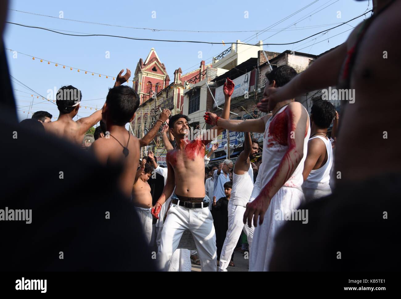 Alahabad, Uttar Pradesh, India. 28 Settembre 2017. Allahabad: i musulmani sciiti partecipano ad una processione lutto in occasione del 7° giorno del mese di Muharram ad Allahabad il 28-09-2017. Credit: Prabhat Kumar Verma/ZUMA Wire/Alamy Live News Foto Stock