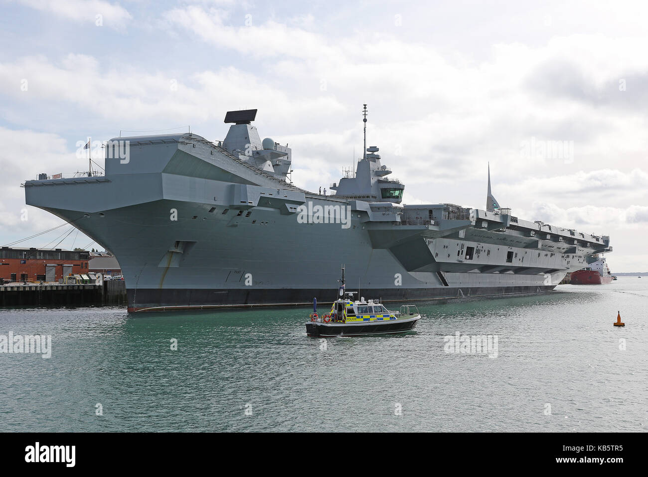 Portsmouth, Regno Unito. 28 Sep, 2017. HMS Queen Elizabeth (R08) è la Royal Navy della più recente e la più grande nave da guerra (70,600 tonnellate) mai costruito ed è in grado di trasportare fino a 40 aeromobili. È progettato per operare V/STOL aeromobili, aria l'ala sarà costituito da F-35B Lightning II multirole combattenti e Merlin elicotteri per airborne early warning e anti-guerra sottomarina. Credito: ricca di oro/Alamy Live News Foto Stock