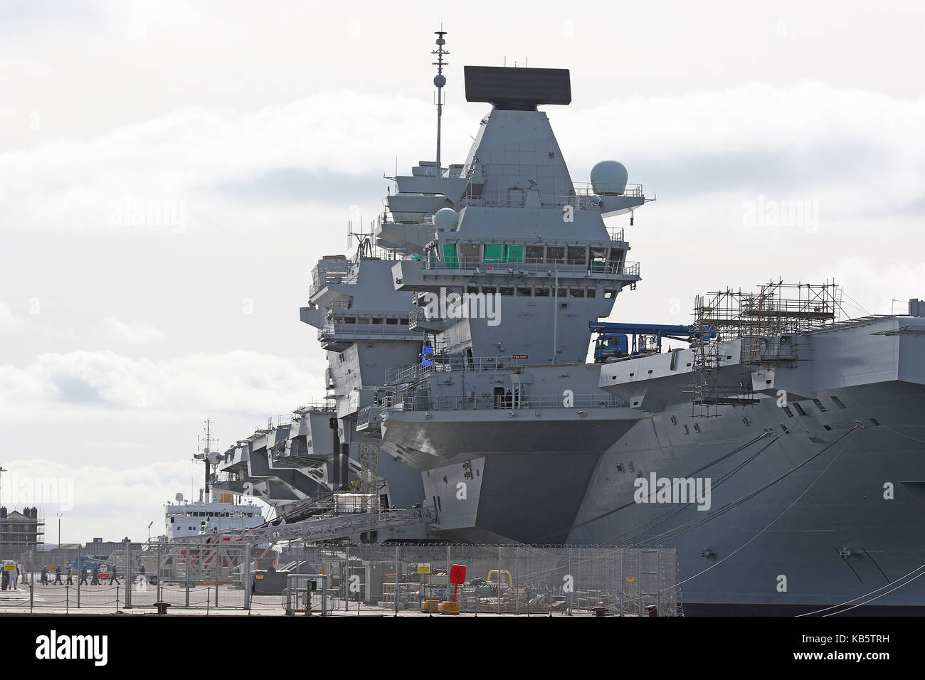 Portsmouth, Regno Unito. 28 Sep, 2017. HMS Queen Elizabeth (R08) è la Royal Navy della più recente e la più grande nave da guerra (70,600 tonnellate) mai costruito ed è in grado di trasportare fino a 40 aeromobili. È progettato per operare V/STOL aeromobili, aria l'ala sarà costituito da F-35B Lightning II multirole combattenti e Merlin elicotteri per airborne early warning e anti-guerra sottomarina. Credito: ricca di oro/Alamy Live News Foto Stock