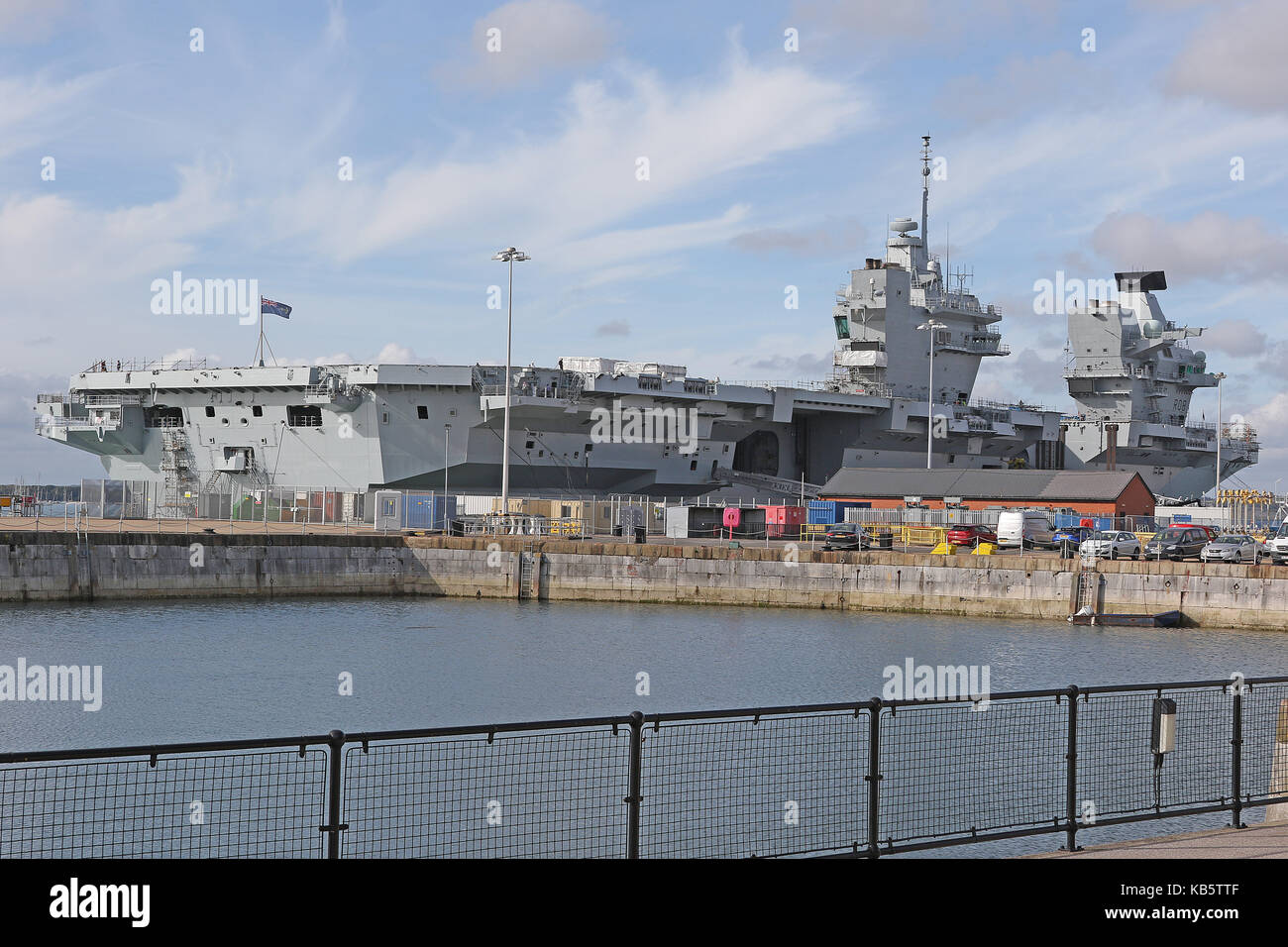 Portsmouth, Regno Unito. 28 Sep, 2017. HMS Queen Elizabeth (R08) è la Royal Navy della più recente e la più grande nave da guerra (70,600 tonnellate) mai costruito ed è in grado di trasportare fino a 40 aeromobili. È progettato per operare V/STOL aeromobili, aria l'ala sarà costituito da F-35B Lightning II multirole combattenti e Merlin elicotteri per airborne early warning e anti-guerra sottomarina. Credito: ricca di oro/Alamy Live News Foto Stock