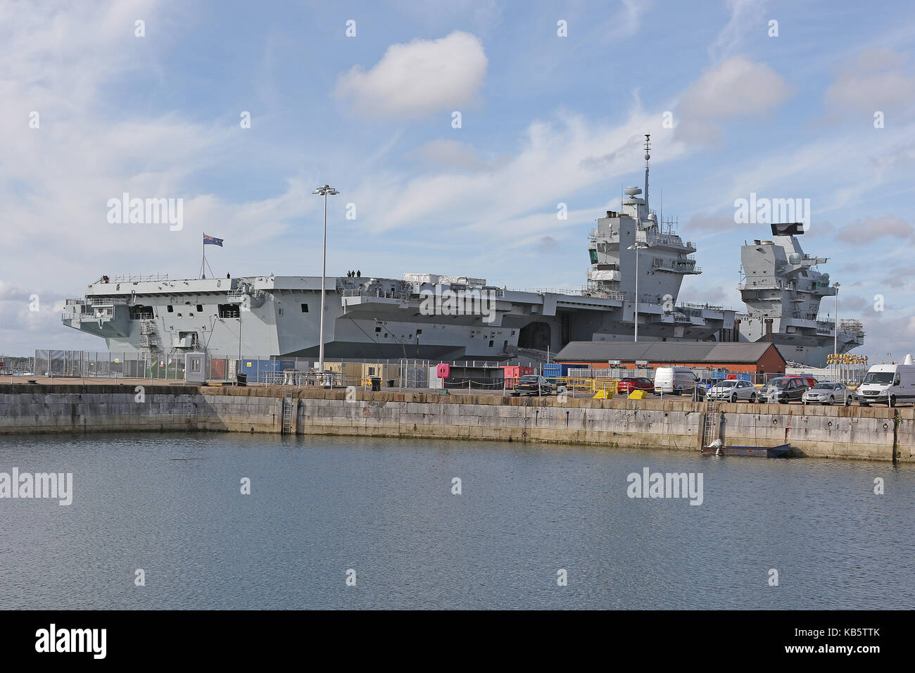 Portsmouth, Regno Unito. 28 Sep, 2017. HMS Queen Elizabeth (R08) è la Royal Navy della più recente e la più grande nave da guerra (70,600 tonnellate) mai costruito ed è in grado di trasportare fino a 40 aeromobili. È progettato per operare V/STOL aeromobili, aria l'ala sarà costituito da F-35B Lightning II multirole combattenti e Merlin elicotteri per airborne early warning e anti-guerra sottomarina. Credito: ricca di oro/Alamy Live News Foto Stock