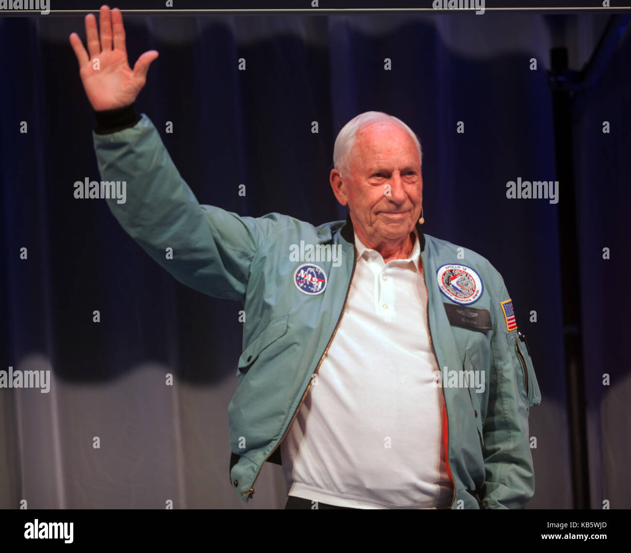 Al worden, astronauta americano e ingegnere, che era il pilota del modulo di comando per l'apollo 15 missione lunare nel 1971. che arrivano sul palco principale al New Scientist live 2017 Foto Stock