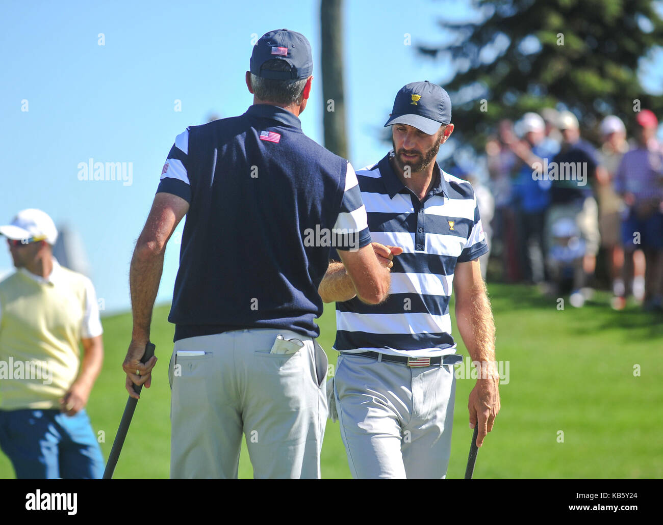 Città di Jersey, New Jersey, USA. 28 Sep, 2017. Giovedì 28 Settembre, 2017: Dustin Johnson e Matt Kuchar con un pugno bump durante il round di apertura dei presidenti Cup al Liberty National Golf in Jersey City, New Jersey. Gregorio Vasil/CSM Credito: Cal Sport Media/Alamy Live News Foto Stock