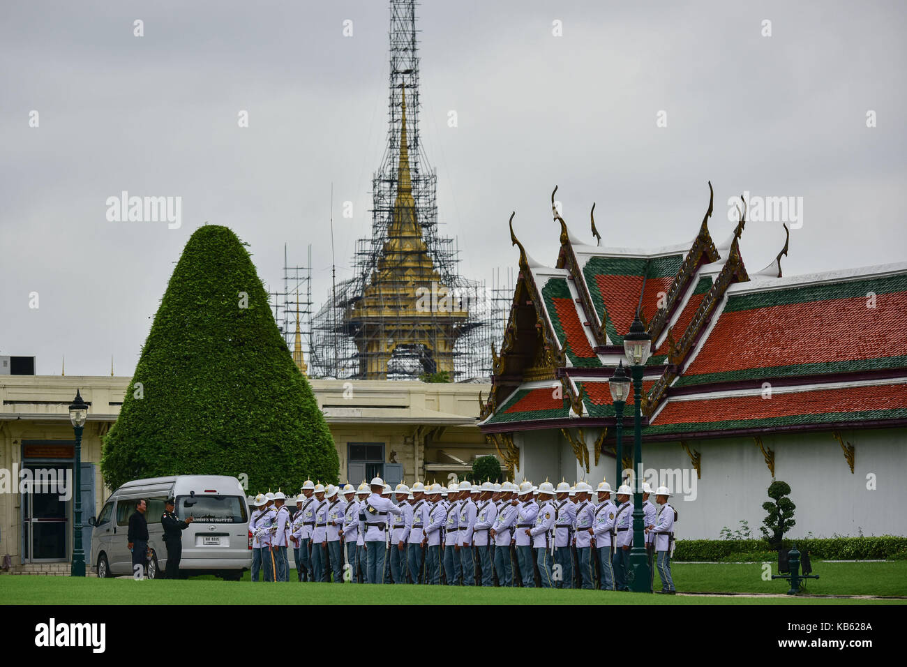 Bangkok, Tailandia. 29Sep, 2017. Un gruppo di guardie di onore ricevere formazione presso il Grand Palace e il Wat Phra Kaew area turistica a Bangkok, Thailandia, sett. 29, 2017. Bangkok il Grand Palace e adiacente al Wat Phra Kaew (il Tempio del Buddha di smeraldo) sarà chiusa da ott. 1 a 29 dovuta ai preparativi per il royal funerali di Re Bhumibol Adulyadej previsto per la fine di ottobre. Il Ananta Samakhom trono hall, un ex royal hall e ora un museo, sarà inoltre chiuso per ristrutturazione a partire da ott. 1, con re-open date ancora in sospeso. Credito: li mangmang/xinhua/alamy live news Foto Stock