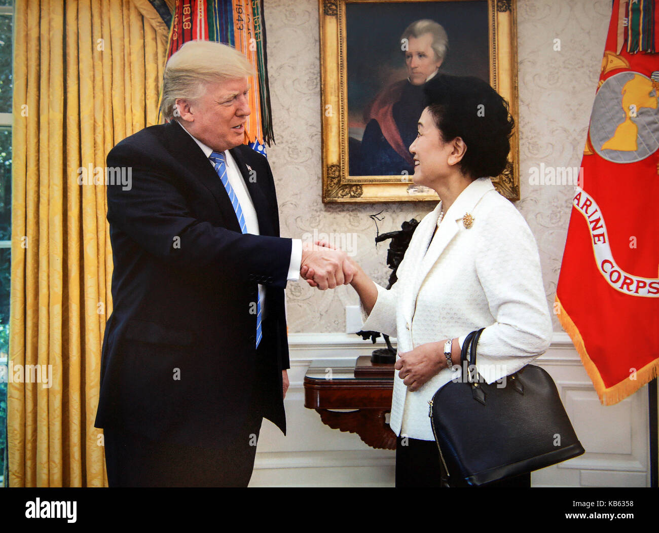 Washington, DC, Stati Uniti d'America. 28 Sep, 2017. Presidente statunitense Donald Trump (l) si riunisce con il cinese vice premier liu yandong alla Casa Bianca di Washington, DC sept. 28, 2017. È estremamente importante per rafforzare i popoli di scambio con la Cina, Donald Trump detto durante la riunione. Credito: casa bianca/xinhua/alamy live news Foto Stock