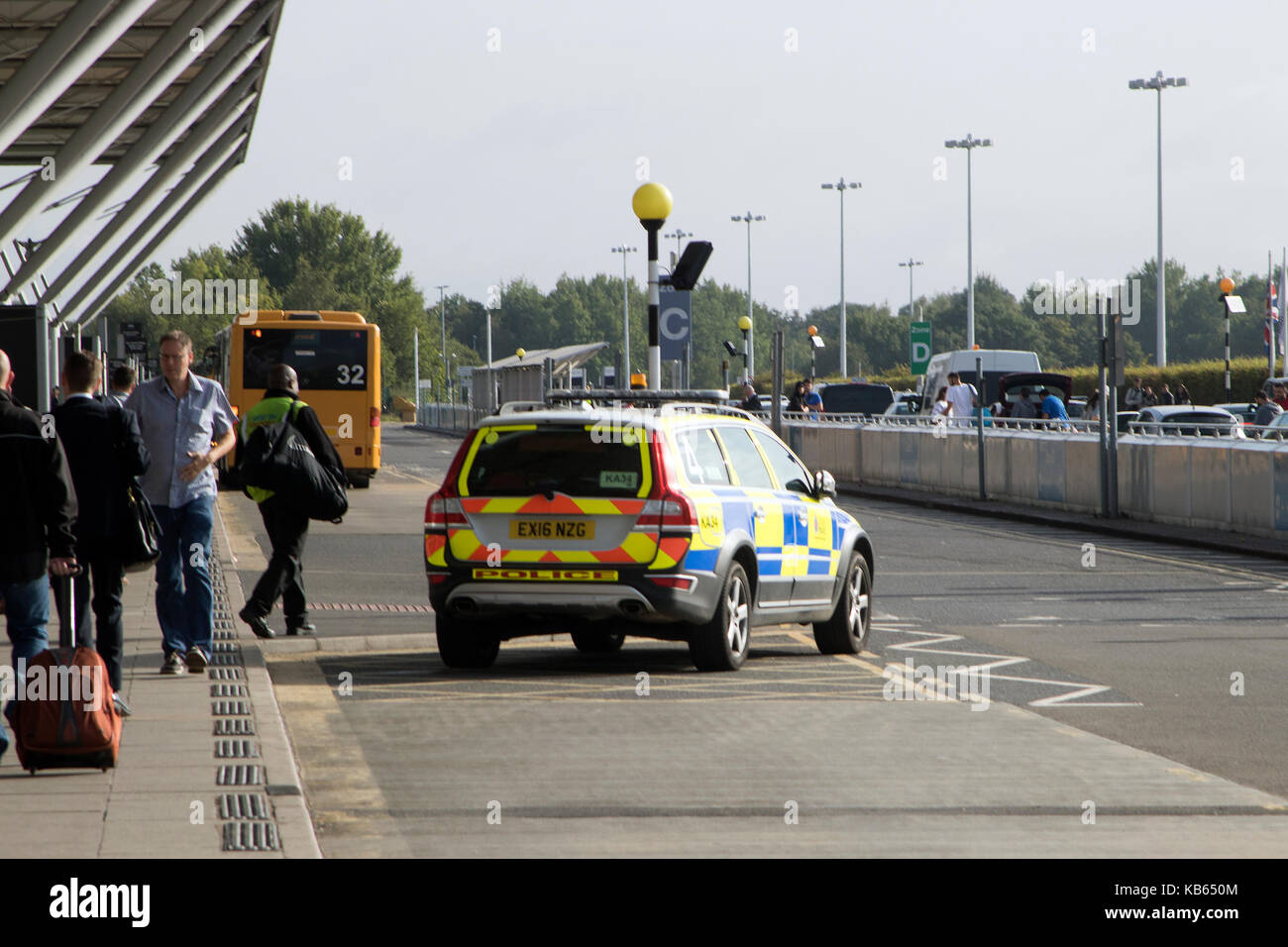 Un Essex polizia Volvo XC70 risposta armata veicolo (EX16 NZG) parcheggiata al di fuori del terminal presso l'aeroporto di Stansted, Stansted Mountfitchet, Essex, Inghilterra Foto Stock