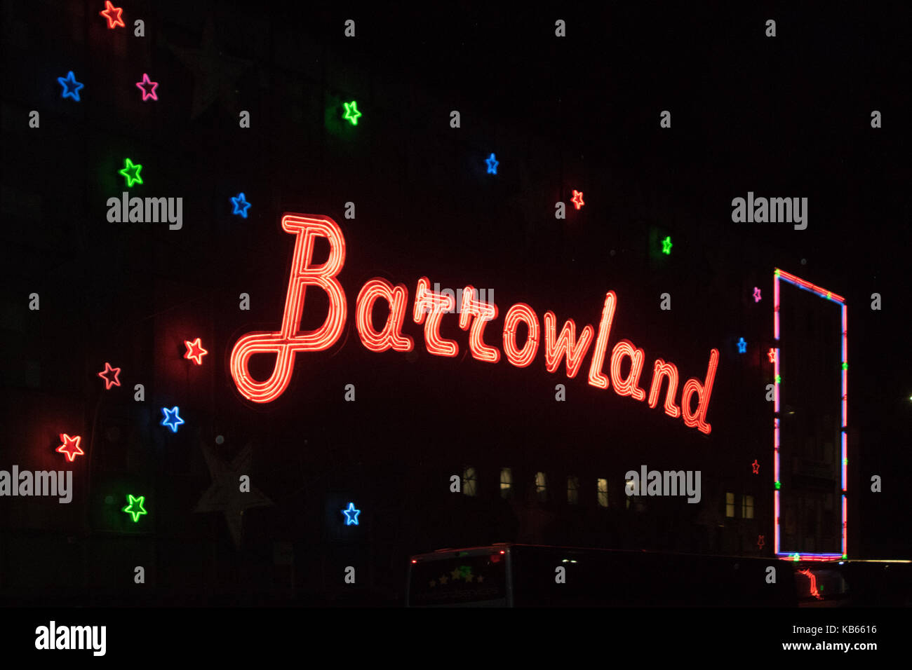 Insegne al neon illuminata di notte sulla parte anteriore della sala da ballo Barrowland, Gallowgate, Glasgow, Scozia Foto Stock
