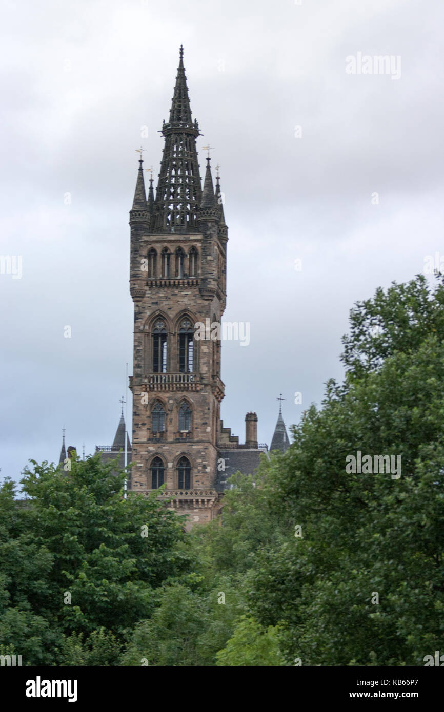 La torre e la Guglia dell'Università di Glasgow's Gilbert Scott Edificio, c. 1887-1891, come visto attraverso gli alberi in Kelvingrove Park, Glasgow, Scozia Foto Stock
