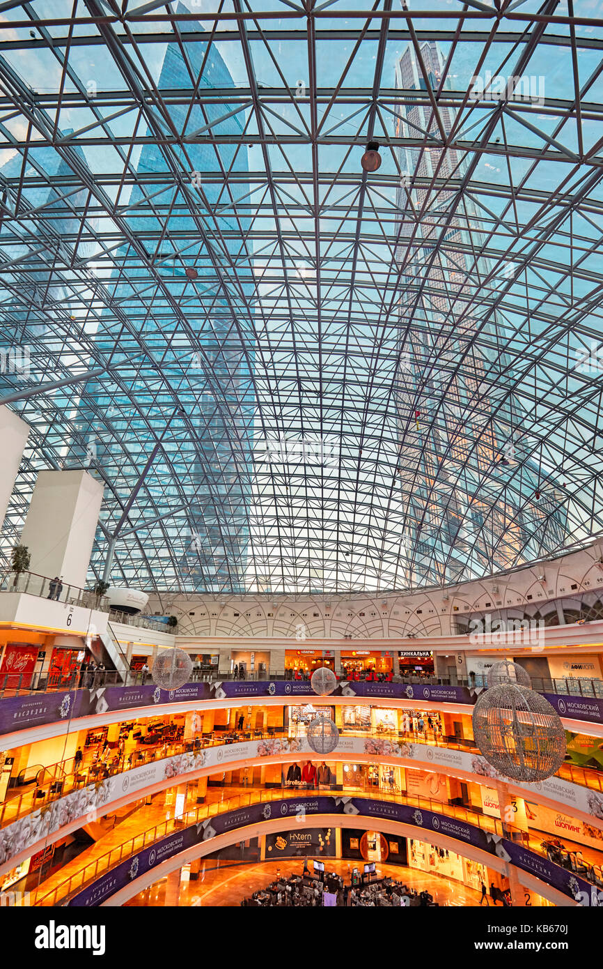 Vista interna del Afimall City, esclusivo shopping mall a Moscow International Business Center (MIBC). Mosca, Russia. Foto Stock