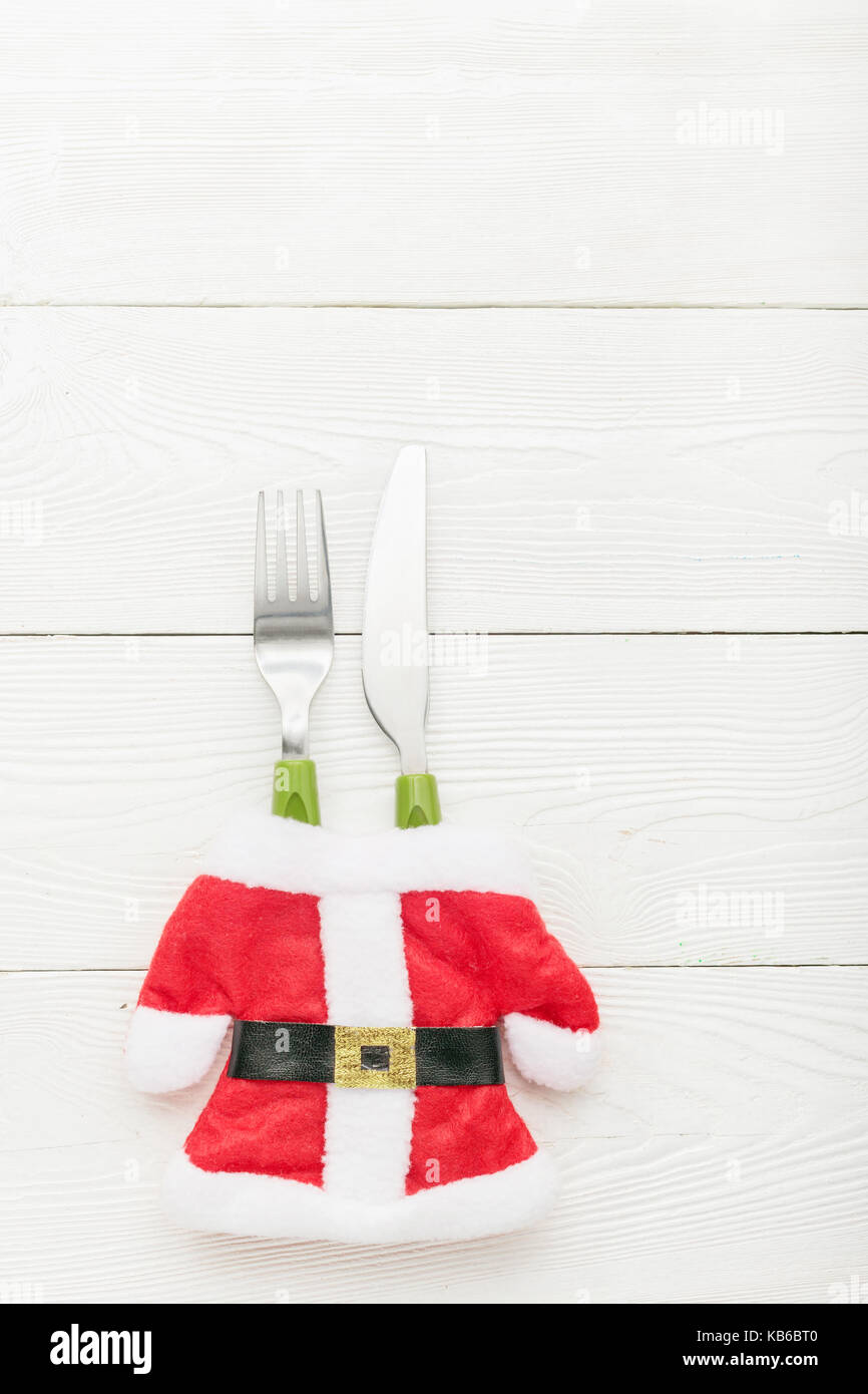 Cena di Natale concetto con forcella, coltello su bianco texture di legno. laici piatta Foto Stock