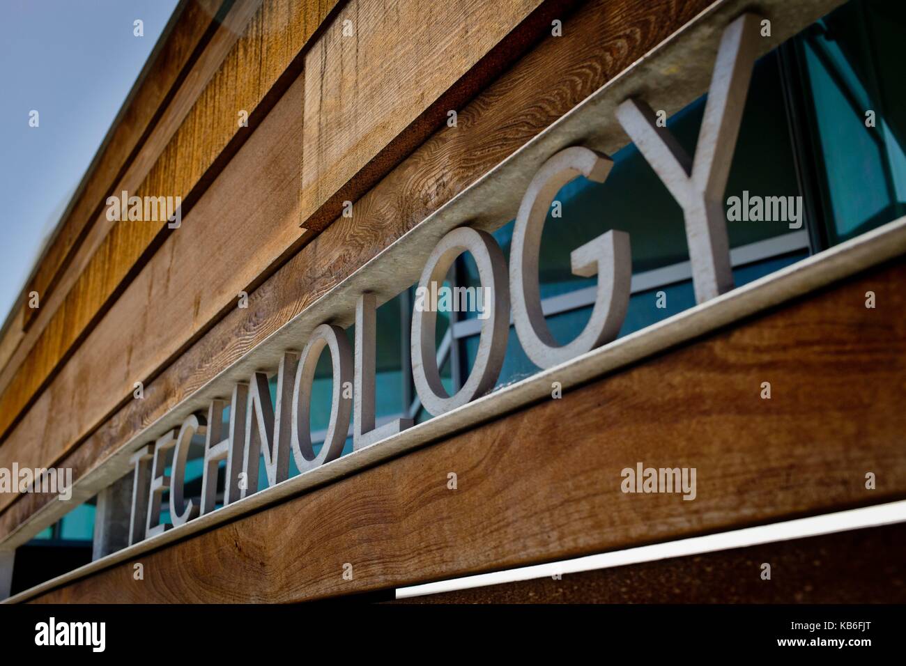 La scrittura "Tecnologia" in corrispondenza di una parete in legno al SDG&e centro di innovazione, nel giugno 2017. | Utilizzo di tutto il mondo Foto Stock