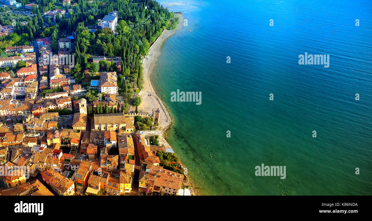 Mare blu di fronte alla città Foto Stock