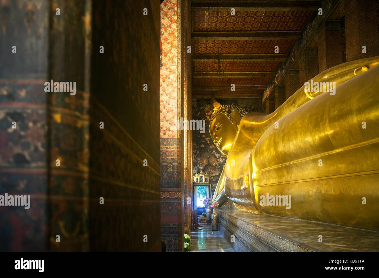 Big Buddha reclinato al Wat Pho tempio a Bangkok, in Thailandia Foto Stock