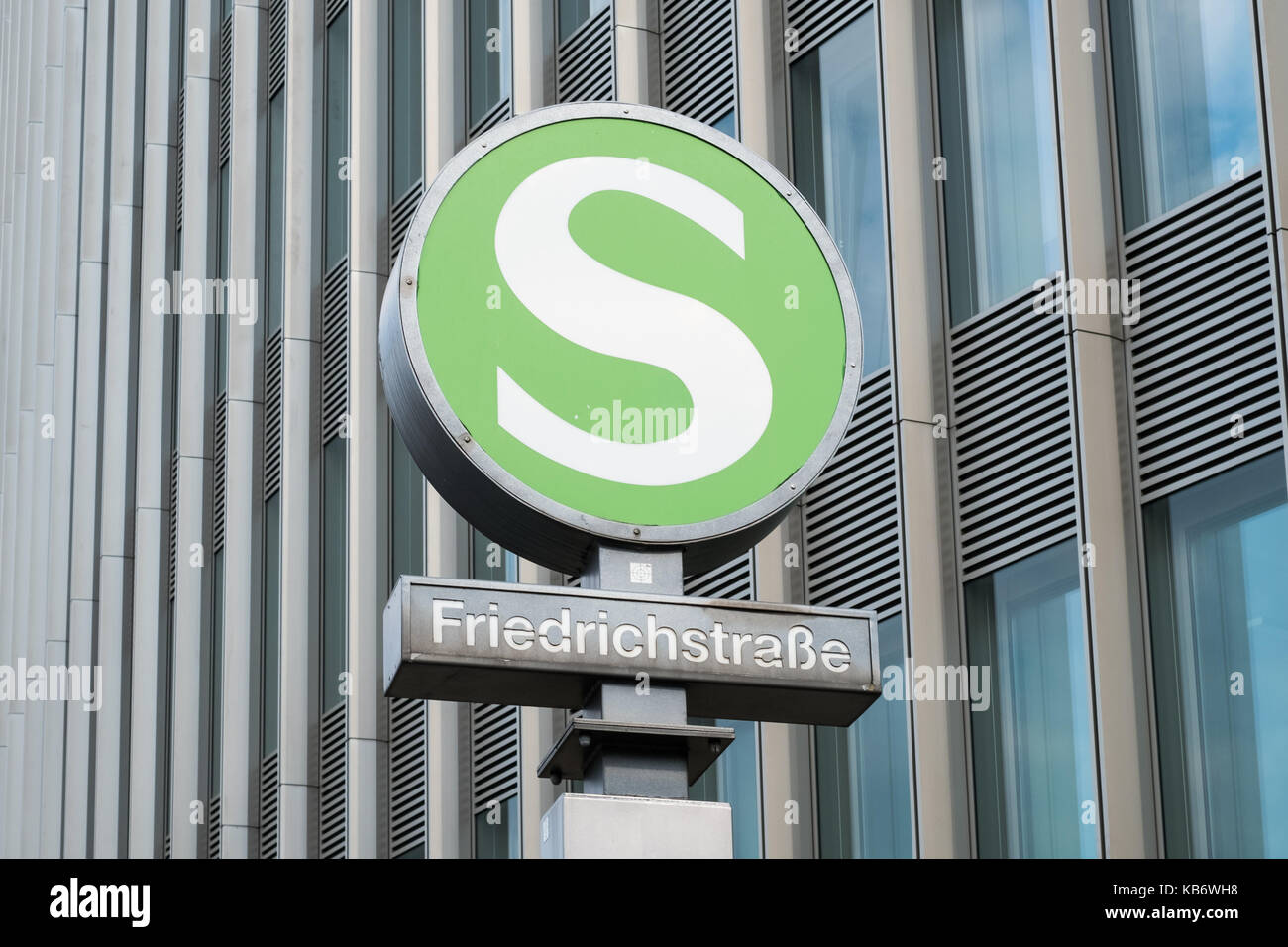 Stazione ferroviaria segno di S-Bhf Friedrichstrasse a Berlino (S-Bahn simbolo a Friedrichstrasse.) Foto Stock