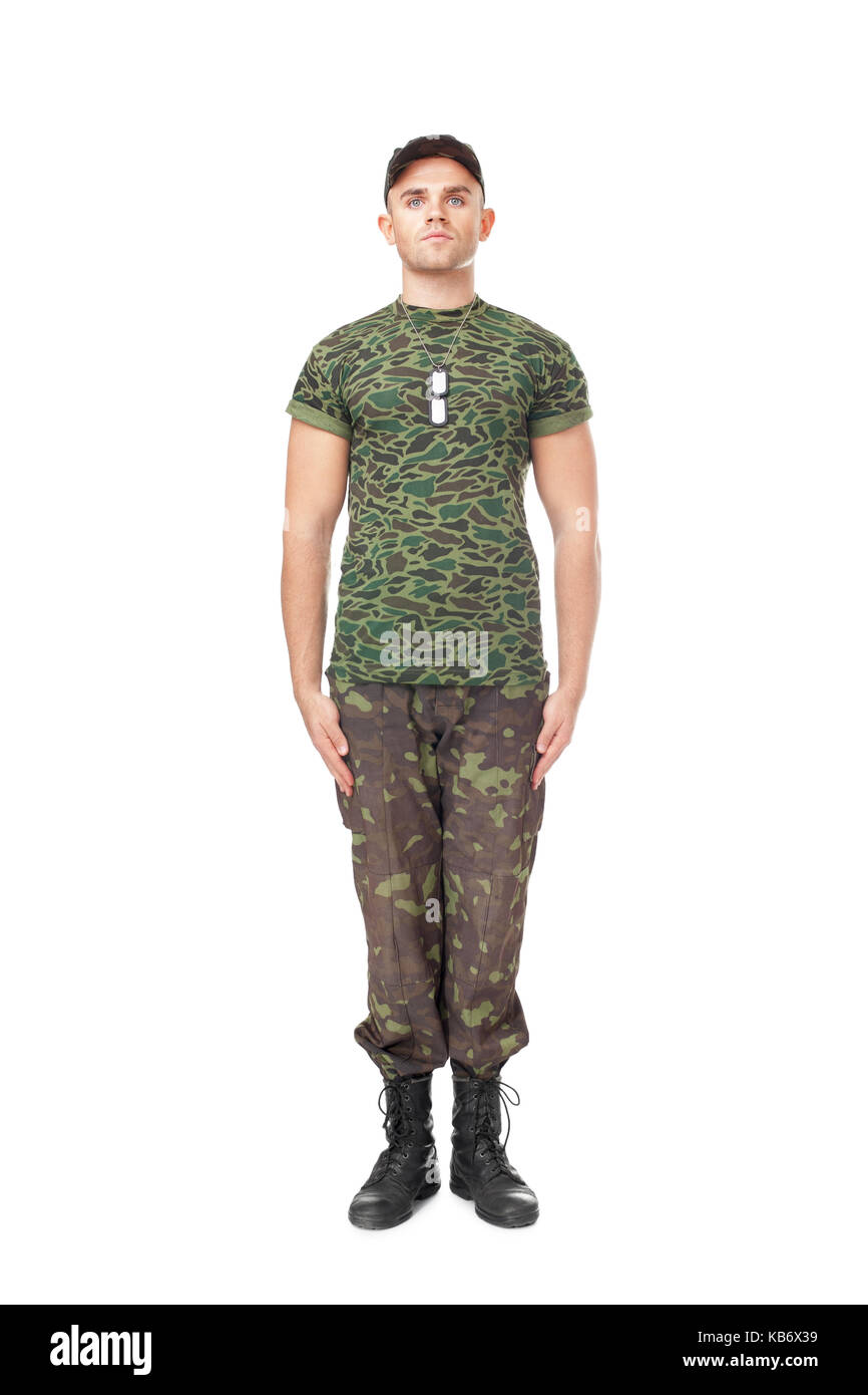 A piena lunghezza Ritratto di giovane soldato dell'esercito in piedi di attenzione isolato su sfondo bianco Foto Stock
