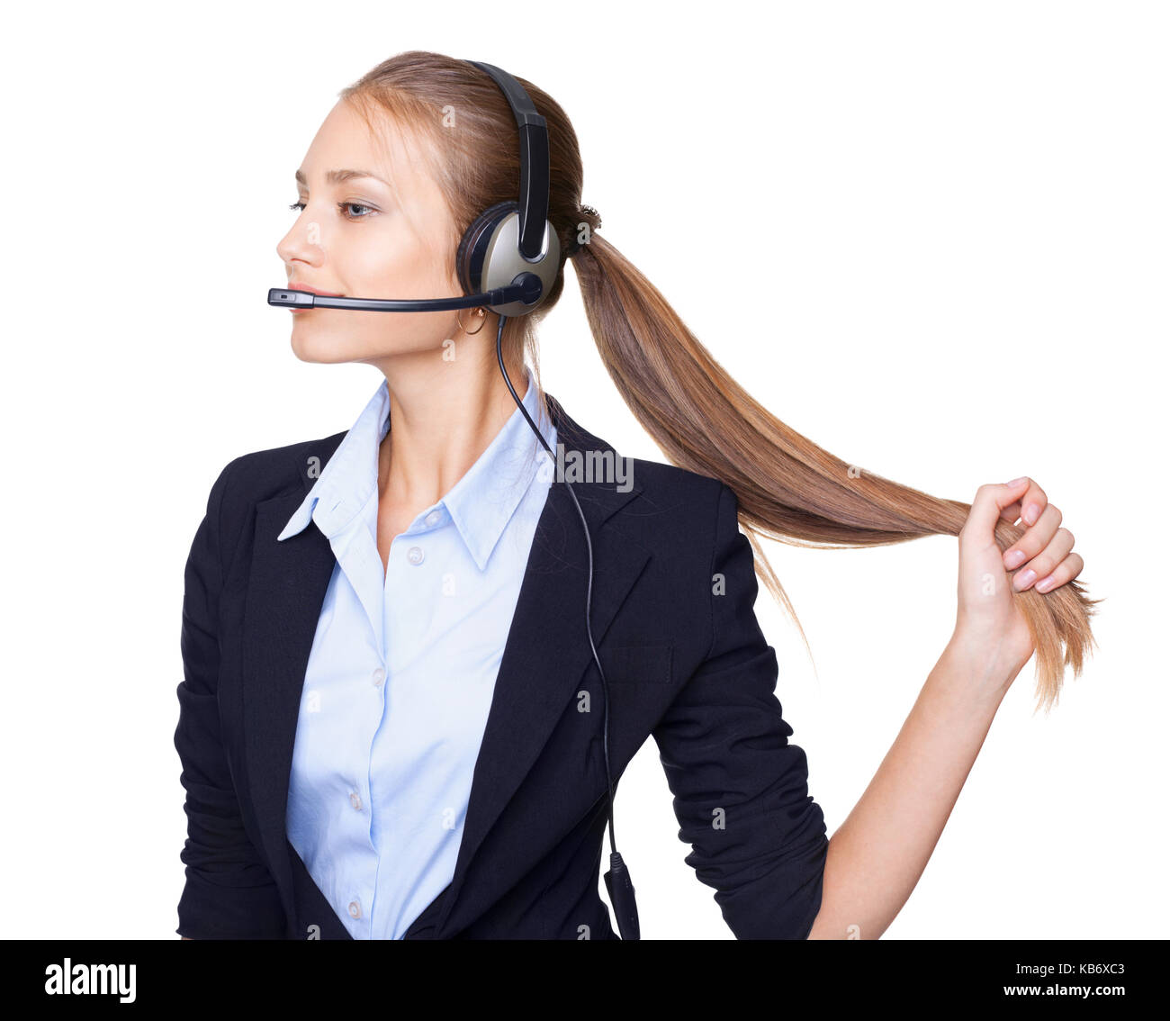 Ritratto di giovane operatore telefonico del servizio clienti donna in cuffia con capelli lunghi su sfondo bianco Foto Stock