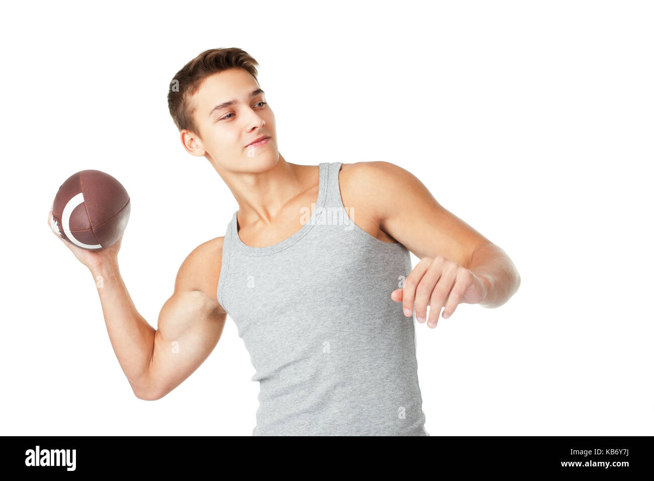 Giovane uomo gettando la palla da rugby isolati su sfondo bianco Foto Stock