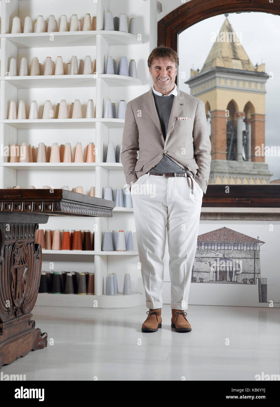 Brunello Cucinelli fashion designer e produttore di abbigliamento in  cashmere portraited nel suo ufficio a solomeo fabbrica, in provincia di  Perugia, Italia credi Foto stock - Alamy