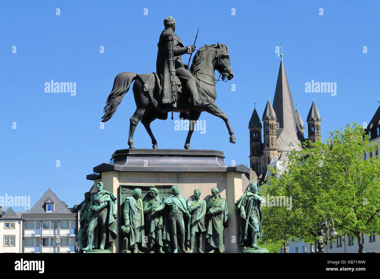 Statua equestre di Guglielmo II nella parte anteriore del grande san martin chiesa a Colonia, Germania Foto Stock