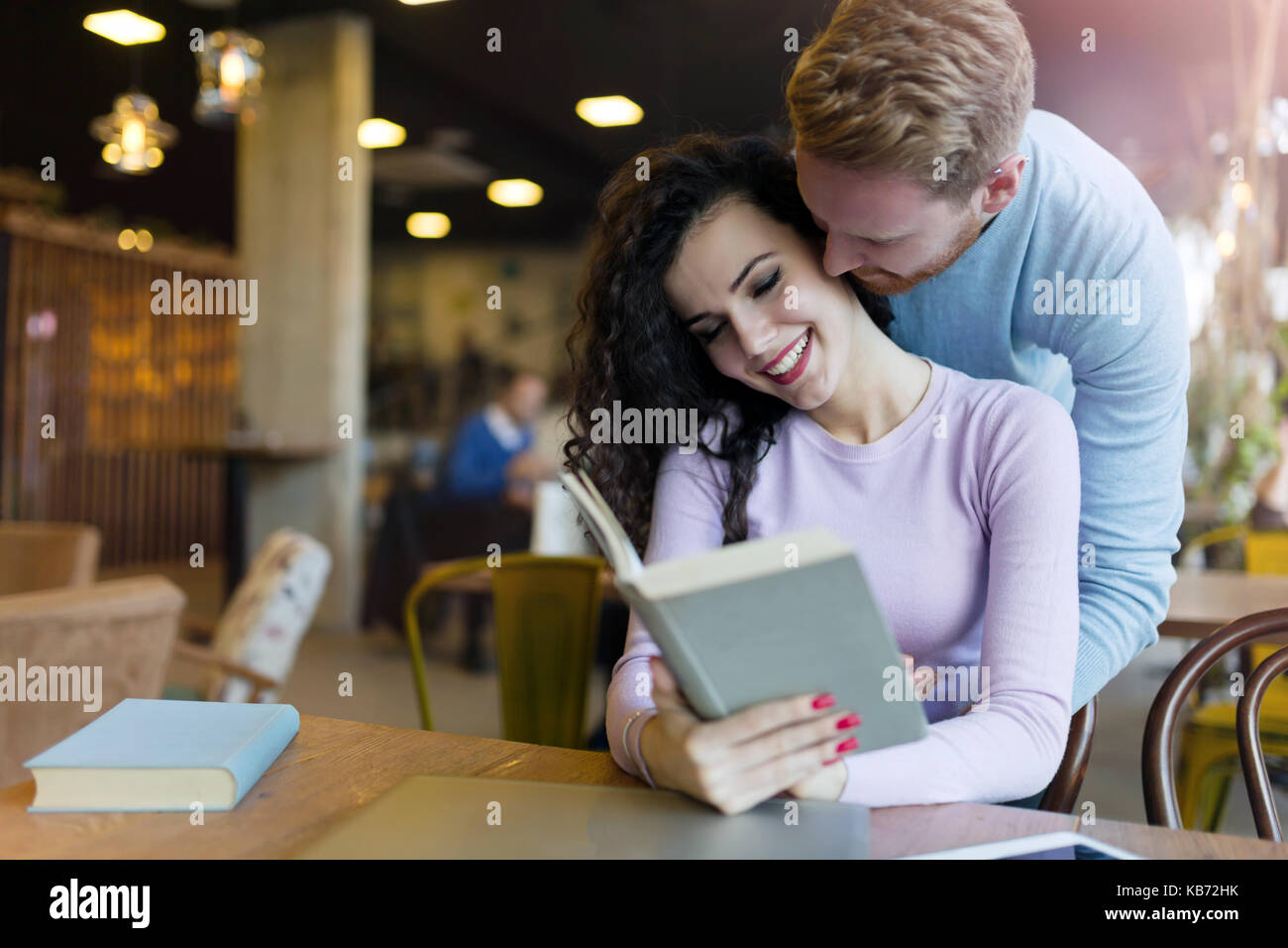 Felice coppia giovane divertendosi in coffee shop Foto Stock