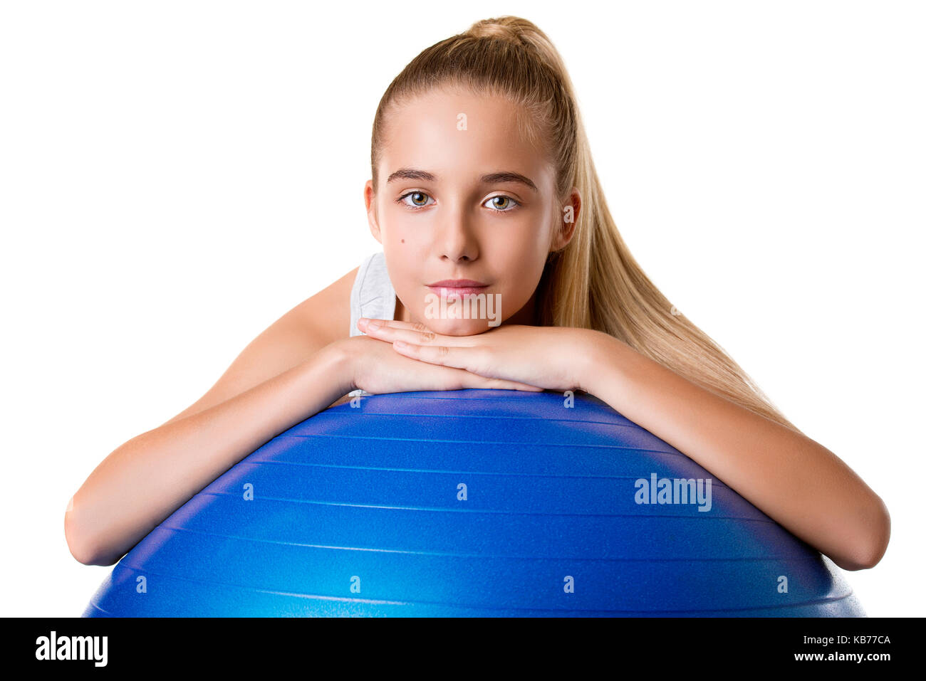 Fitness ragazza giovane esercizio con palla ginnica durante gli allenamenti close up,isolato Foto Stock