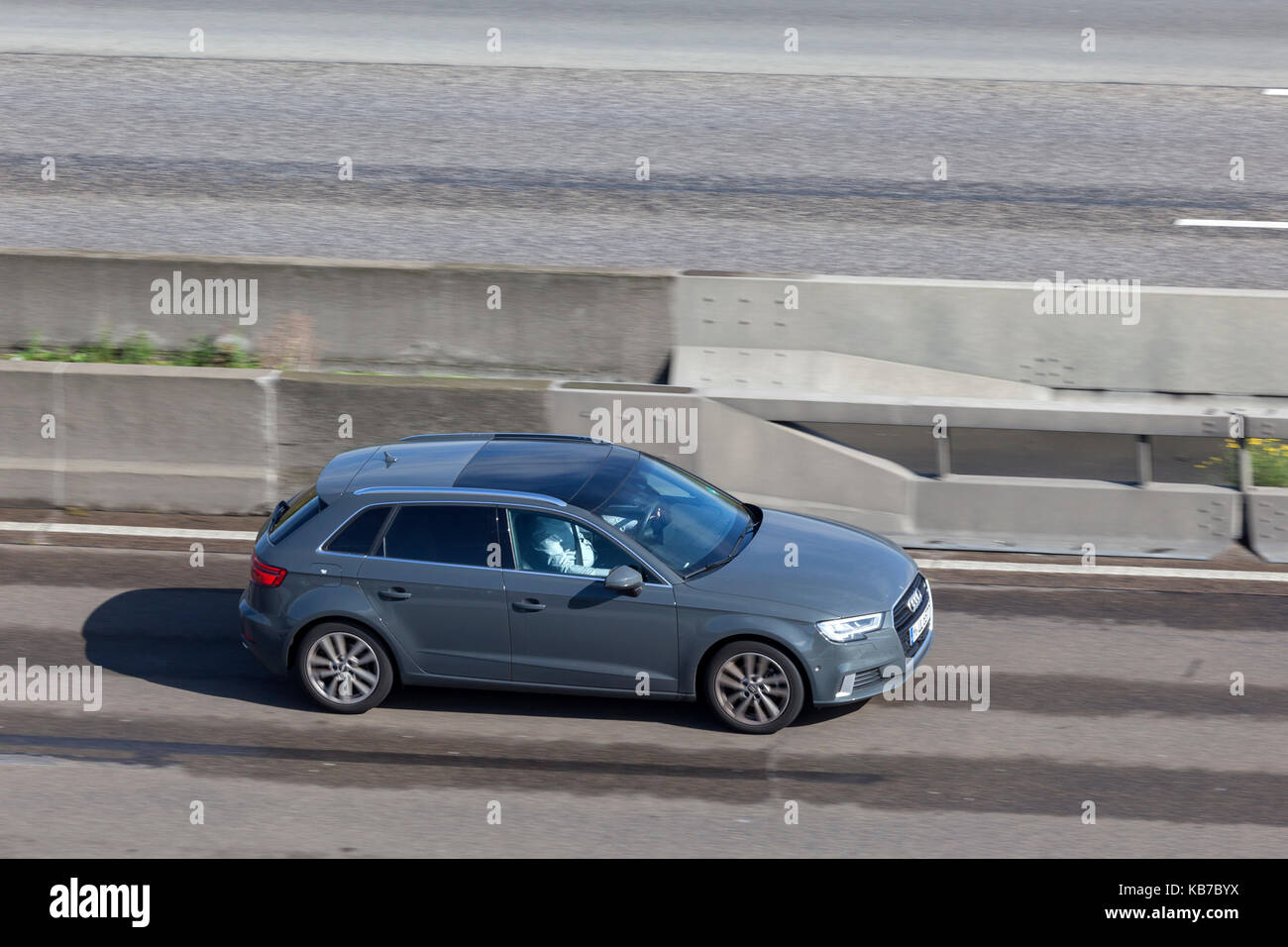 Francoforte, Germania - Sep 19, 2017: Audi A3 Sportback berlina la guida su strada in Germania Foto Stock