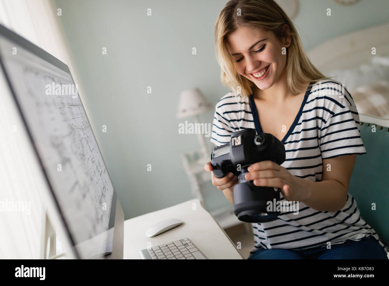 Ritratto di giovane donna progettazione a casa Foto Stock