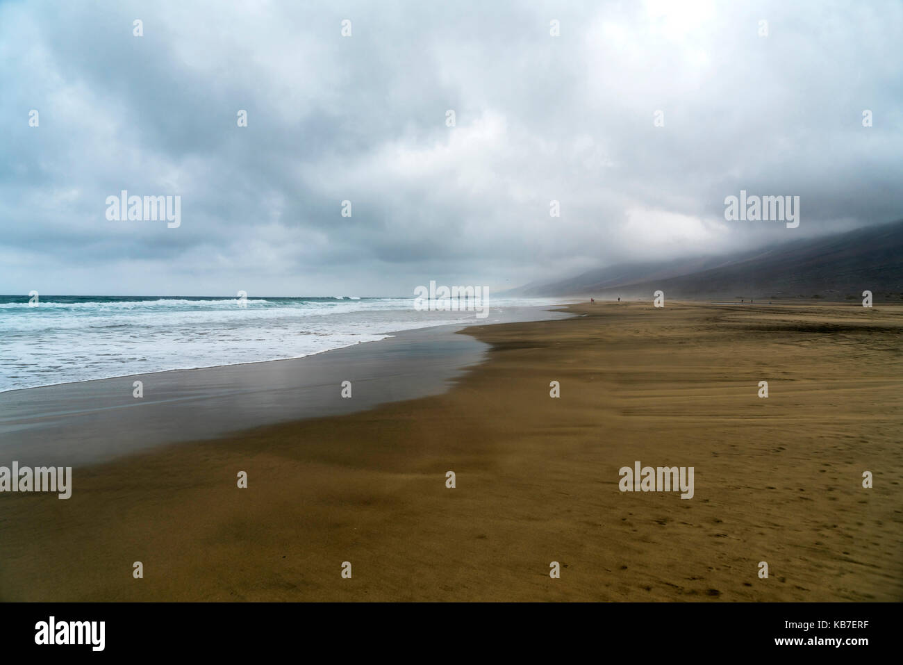 Dunkle wolken über dem strand von cofete, insel fuerteventura, kanarische isole, spanien | nuvole scure su spiaggia cofete, Fuerteventura, Canarie isl Foto Stock