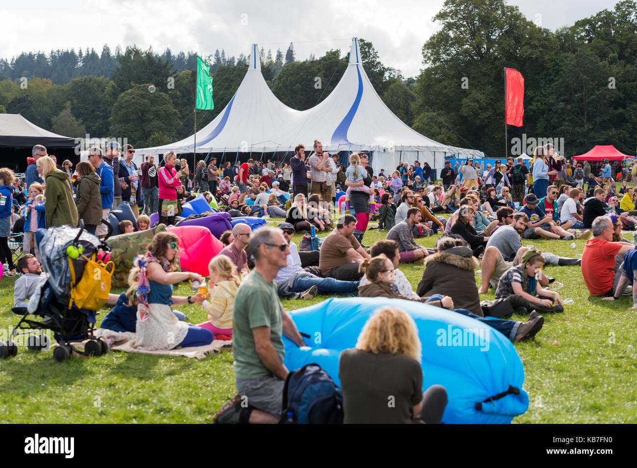 Thornhill, Scotland, Regno Unito - 2 settembre 2017: i frequentatori del festival nella zona principale di campi elettrici festival tenutosi nel sud-ovest della Scozia Foto Stock