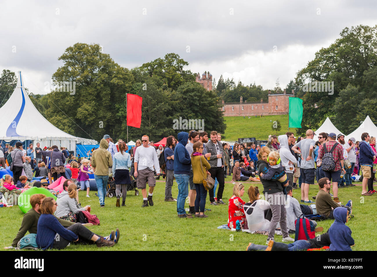 Thornhill, Scotland, Regno Unito - 2 settembre 2017: i frequentatori del festival nella zona principale di campi elettrici festival tenutosi nel sud-ovest della Scozia Foto Stock