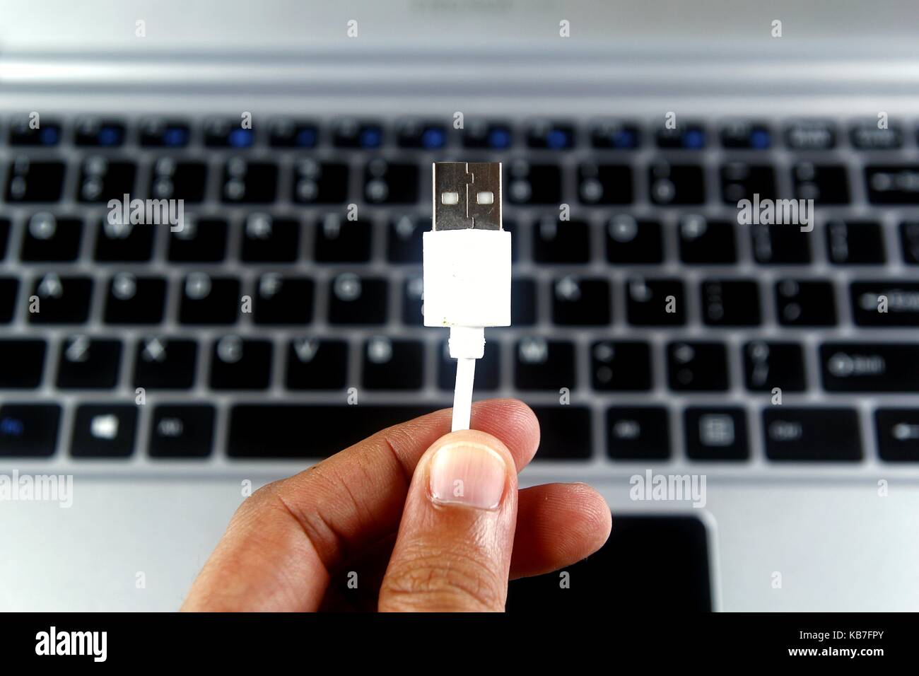 Foto di un connettore USB e un computer portatile Foto Stock