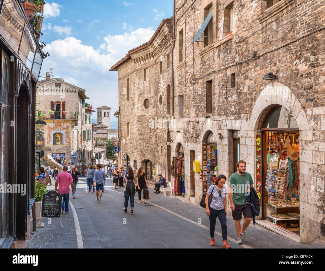I negozi di Via Frate Elia nella città vecchia, Assisi, Umbria, Italia Foto Stock