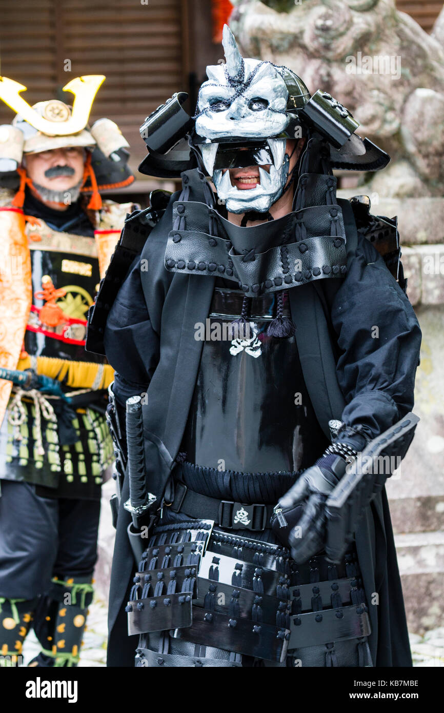Uomo vestito da science-fiction tipo Samurai Warrior, tutti costume nero con argento monster casco. Tada Santuario, Giappone. Foto Stock